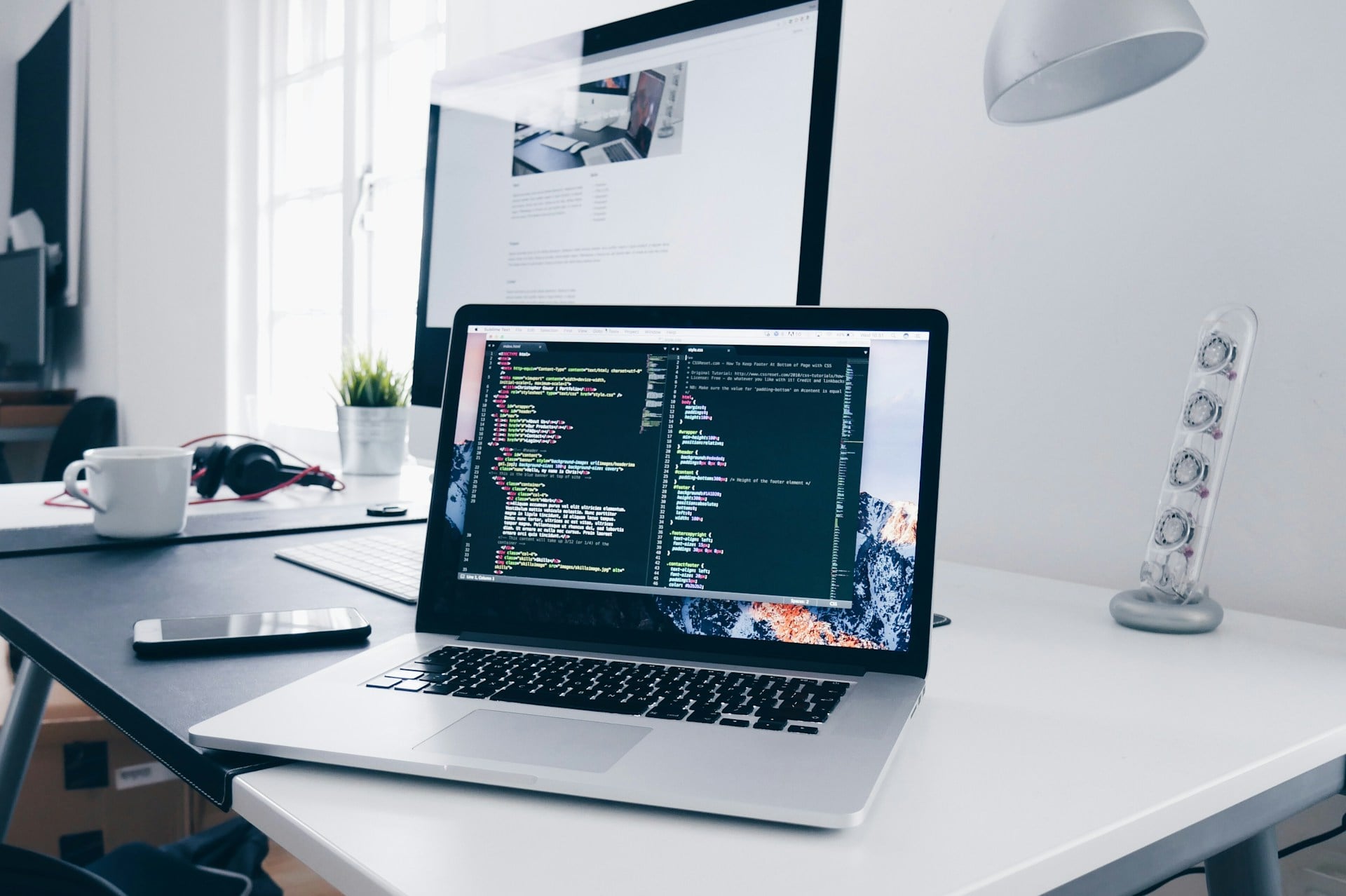 Illustration développeur fullstack au travail